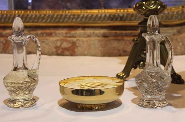 Ks. Raj: Ksiądz z chorobą alkoholową może sprawować Eucharystię na moszczu winnym bez alkoholu