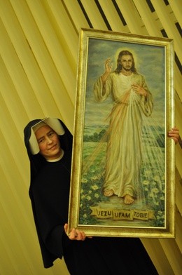 Siostra Jolanta Pietrasińska ukazuje obraz Jezusa Miłosiernego.