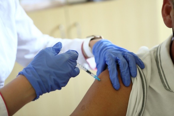 Niemcy zalecają trzecią dawkę szczepionki przeciw SARS-CoV-2 wszystkim osobom, które ukończyły 18 rok życia.