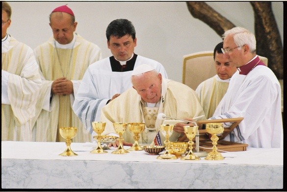 Kard. Dziwisz prosi o wspólną modlitwę w 15. rocznicę śmierci Jana Pawła II