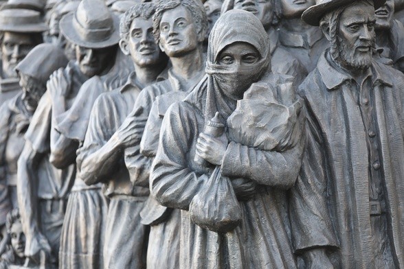 Rzeźba na placu św. Piotra przedstawiająca uchodźców