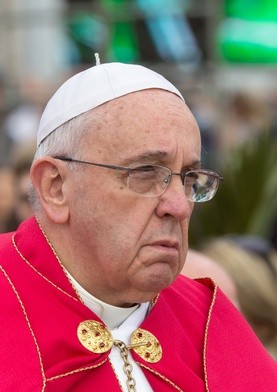 Papież Franciszek modli się za Charliego i jego bliskich