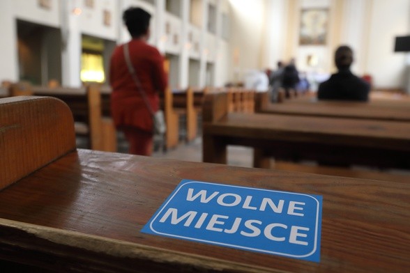CBOS: Polacy lepiej oceniają działalność Kościoła