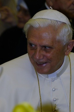 Benedykt XVI modli się o pokój na Ukrainie