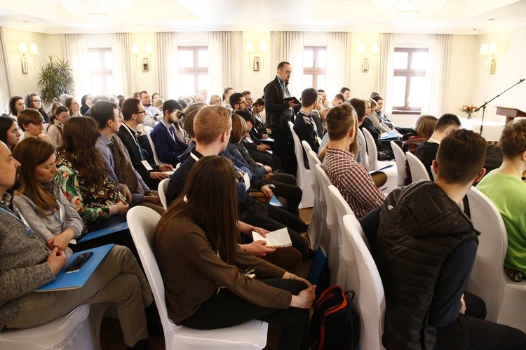 Konferencja krajowa programu "Młodzi na Progu"