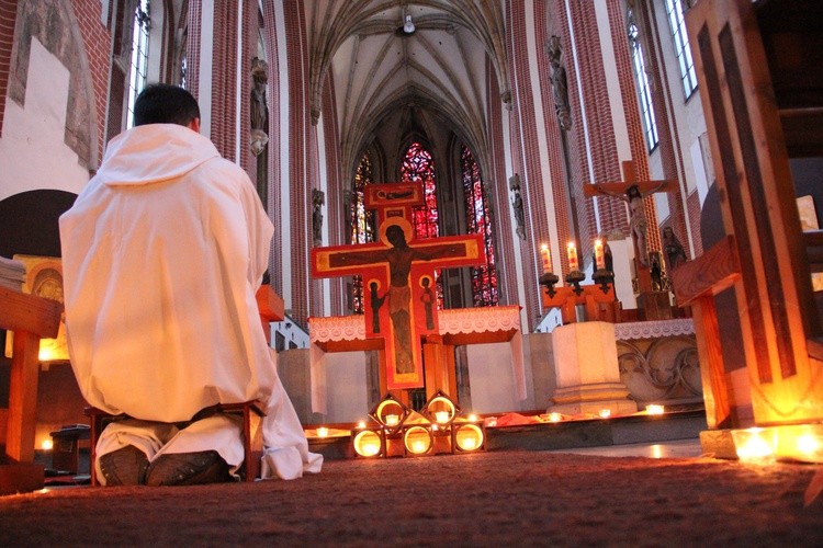 brat Wojtek z Taize podczas modlitwy w kościele NMP na Piasku we Wrocławiu