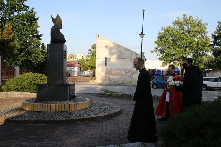 Płock. Modlitwa przy pomniku błogosławionego męczennika