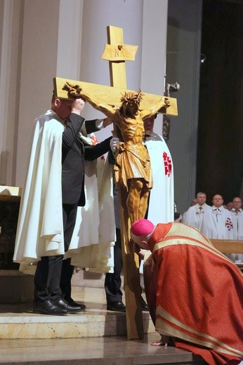 Liturgia Wielkiego Piątku w katedrze Chrystusa Króla