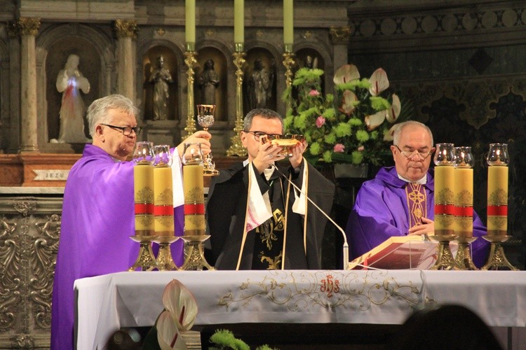 Płock. Msza za zmarłych biskupów i kanoników