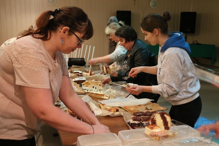 Gutków. Przygotowania do kiermaszu kulinarnego na rzecz Ukrainy