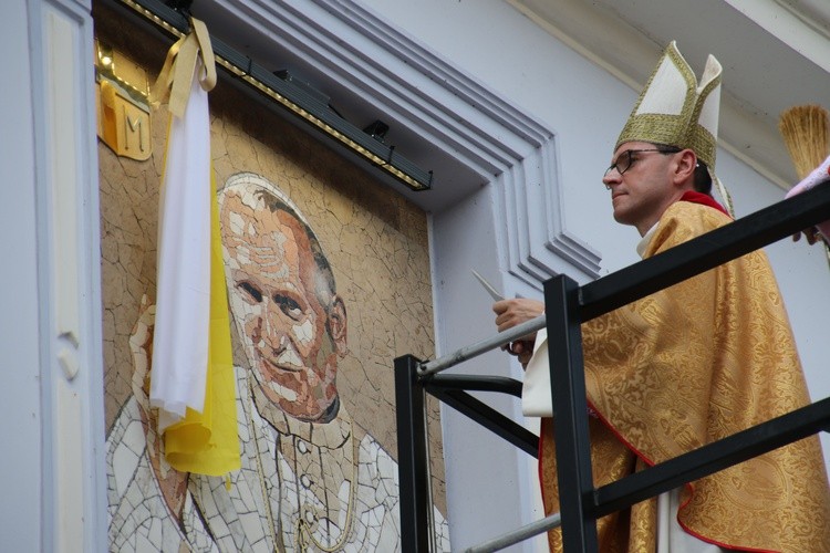 Płock. Poświęcenie mozaiki w oknie papieskim