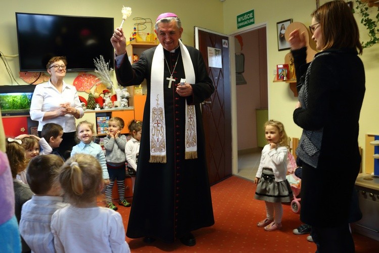 Biskup Jan z kolędą w przedszkolu katolickim