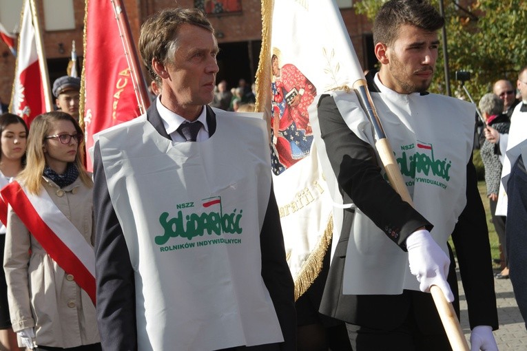 Pomnik bł. ks. J. Popiełuszki w Mławie