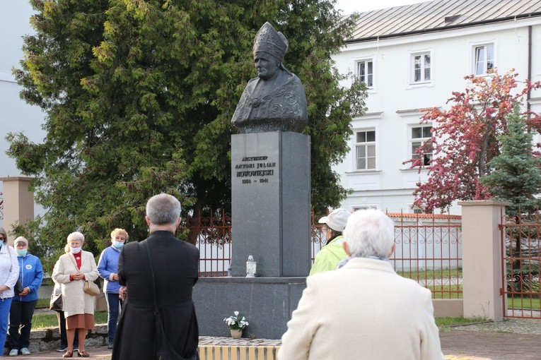 Płock. Modlitwa przy pomniku błogosławionego męczennika