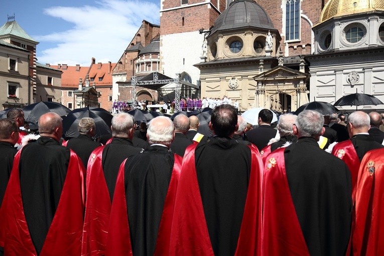 Kard. Macharski spoczął na Wawelu