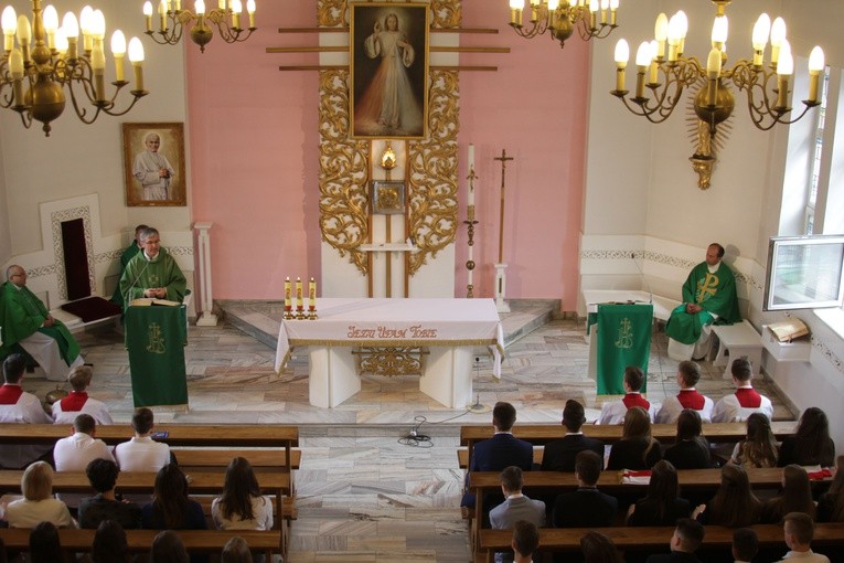 Zakończenie roku szkolnego w szkołach katolickich w Sikorzu