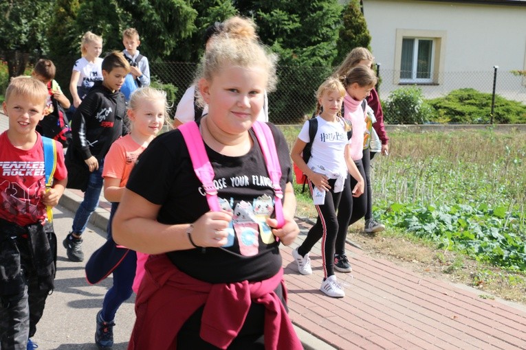 Rostkowo. Pielgrzymka dzieci (część I)