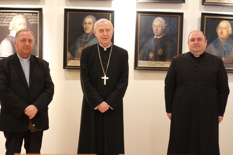 Biskup płocki z ustępującym oficjałem ks. T. Kozłowskim (po lewej) i mianowanym 7 stycznia ks. T. Białobrzeskim (po prawej).