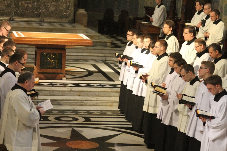 Almuni seminarium płockiego i ich wychowawcy na modlitwie brewiarzowej, w czasie Triduum Paschalnego w katedrze