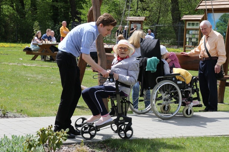 Sikórz. Piknik w Leonianum