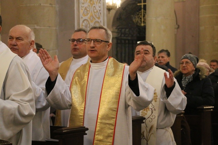 Płock. Msza Krzyżma w bazylice katedralnej