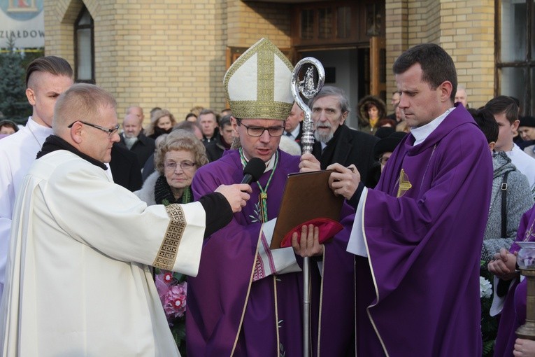 Symboliczny grób biskupów męczenników w Działdowie