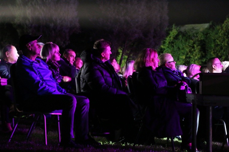 Czerwińsk n. Wisłą. Koncert jubileuszowy w przyklasztornych ogrodach