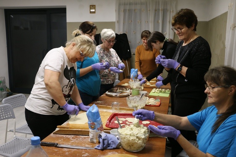 Gutków. Przygotowania do kiermaszu kulinarnego na rzecz Ukrainy