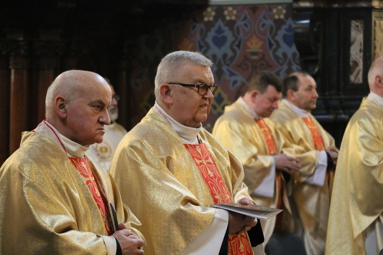 Płock. Msza Krzyżma w bazylice katedralnej