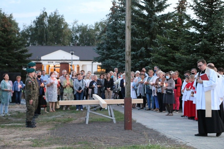 Płońsk. Nowy krzyż na cmentarzu komunalnym w Szerominku