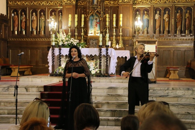 Ciechanów. Koncert papieski w farze