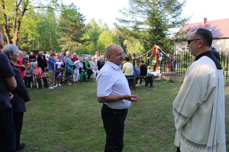Śródborze. Poświęcenie maryjnej kapliczki