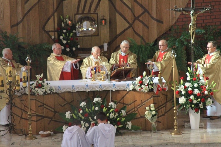 Pomnik bł. ks. J. Popiełuszki w Mławie