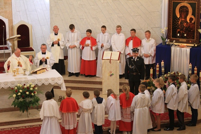Najmłodsi: ministranci i dzieci pierwszokomunijne stanęli najbliżej ołtarza i tronu Matki Bożej Królowej Polski w kościele w Zielonej