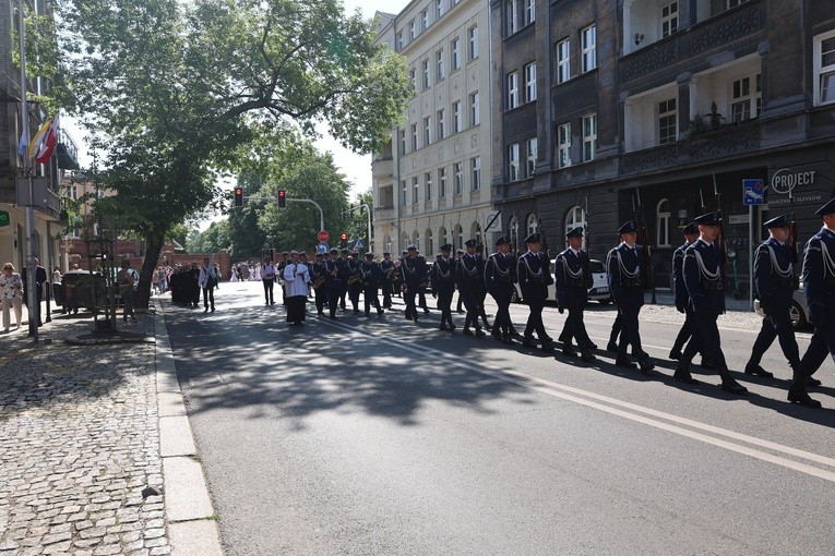 Katowice. Procesja ulicami miasta