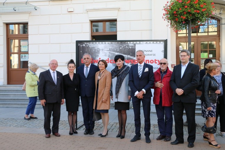 Ciechanów. Wystawa fotografii z pożegnania Prymasa Tysiąclecia