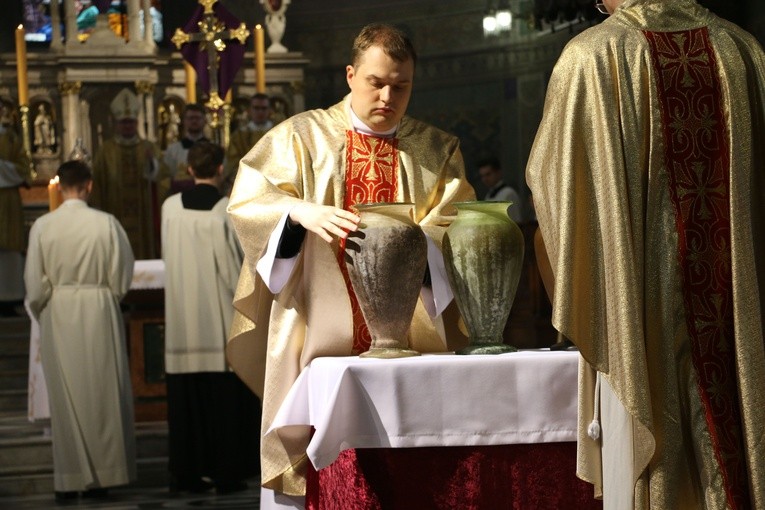 Płock. Msza Krzyżma w bazylice katedralnej