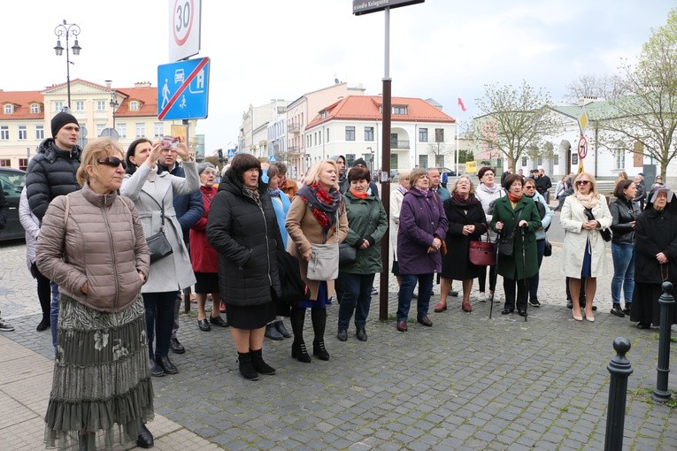 Płock. Dziękczynna modlitwa pod oknem papieskim