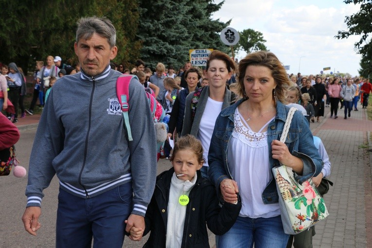 Rostkowo. Pielgrzymka dzieci (część I)