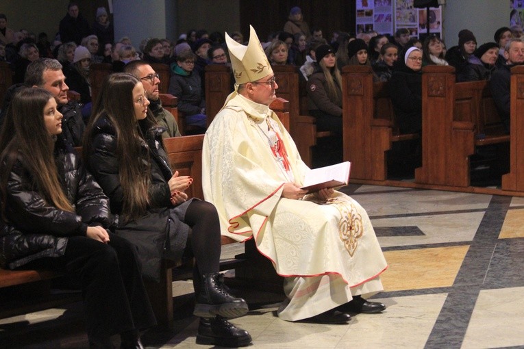 Ciechanów. Spotkanie biskupa Szymona z młodzieżą