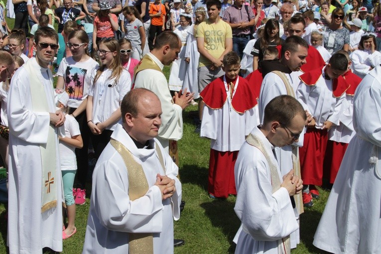 Ministranci i dzieci komunijne w Czerwińsku