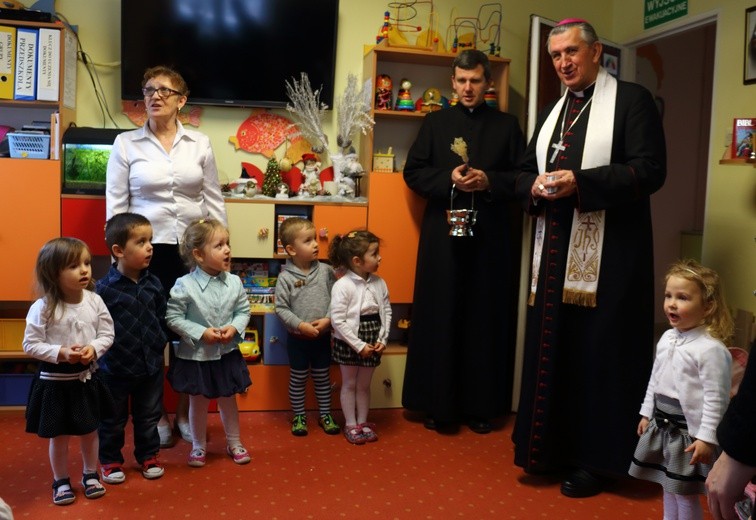 Biskup Jan z kolędą w przedszkolu katolickim
