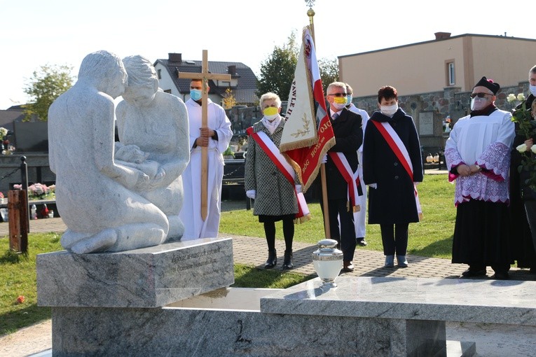 Mława. Poświęcenie pomnika Dzieci Nienarodzonych
