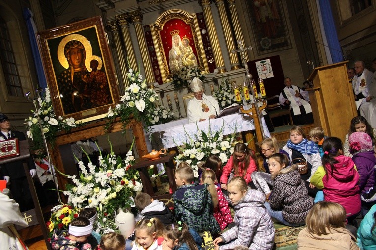Ikonę Maryi otoczyły wszystkie dzieci, które przyniosły wypisane na malowanych sercach swoje intencje i prośby