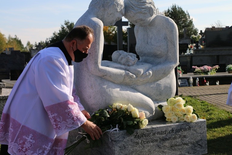 Mława. Poświęcenie pomnika Dzieci Nienarodzonych