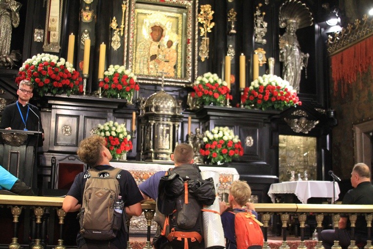 Pielgrzymka. W kaplicy Matki Bożej