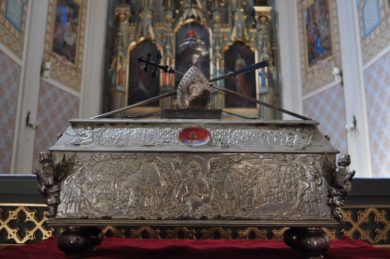 Relikwiarz św. Wojciecha w prezbiterium kościoła pw. Wniebowzięcia NMP w Raciążu.