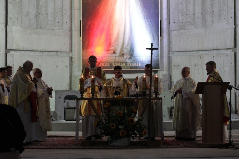 Płock. Pierwsza Msza św. w budowanym sanktuarium Bożego Miłosierdzia