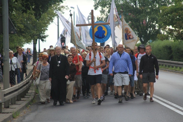 To już tradycja, że bp Piotr Libera towarzyszy pielgrzymom diecezji płockiej na trasie (na zdjęciu ubiegłoroczna pielgrzymka)