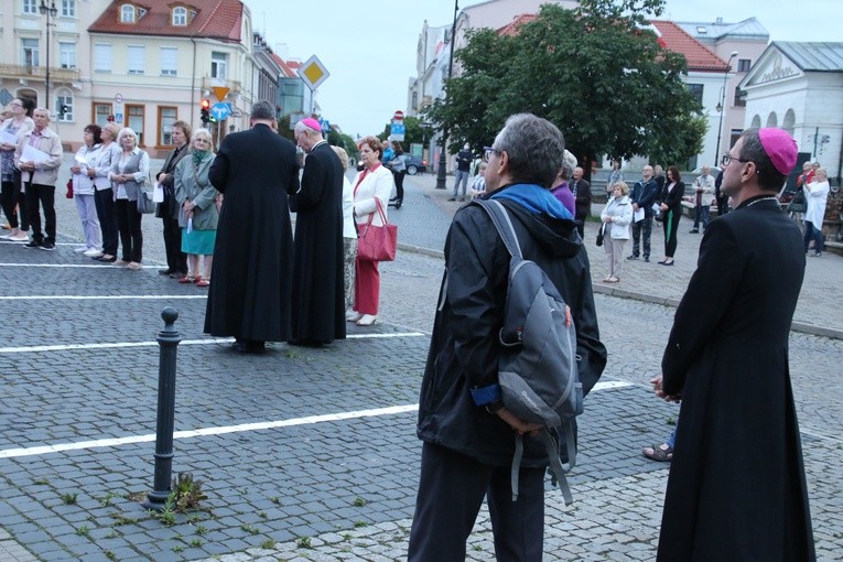 Płock. Wieczorna modlitwa pod oknem papieskim